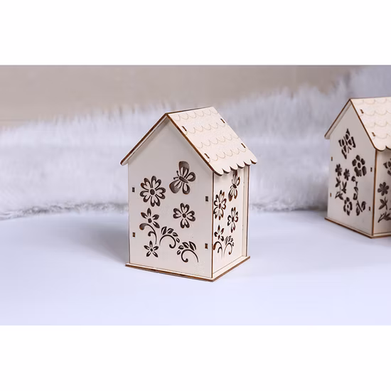 빛으로 부활절 공예를 위한 목조 장식 집